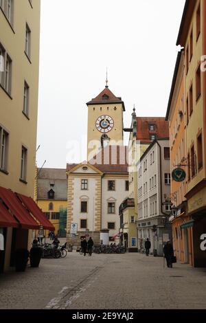 ALLEMAGNE, REGENSBURG, 01 FÉVRIER 2019 : vue de la Goliathstasse à la Tour de la vieille mairie Banque D'Images