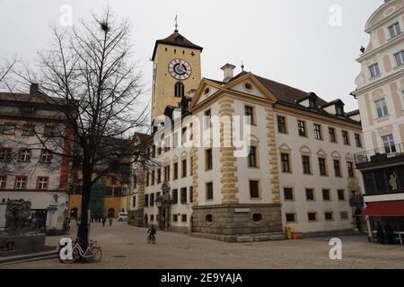 ALLEMAGNE, REGENSBURG, 01 FÉVRIER 2019: Kohlenmarkt avec la vieille tour de l'hôtel de ville et Ratskeller Banque D'Images