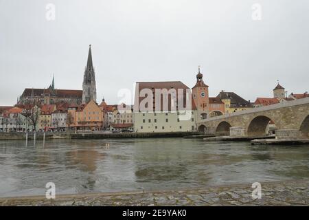 ALLEMAGNE, REGENSBURG, 01 FÉVRIER 2019 : paysage urbain de Regensburg avec pont en pierre sur le Danube, Salzstadel, tour romaine et cathédrale Saint-Pierre Banque D'Images