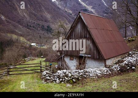 Ancienne grange de moutons en pierre dans les beaux environs de l' Vallée de Trenta au bord de la rivière Soča dans le Triglav National Stationnement Banque D'Images