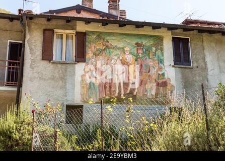 Arcumeggia, Varese, Italie - 5 septembre 2018 : peinture sur le mur d'une maison au village des peintres Arcumeggia dans la province de Varese, Italie. Banque D'Images