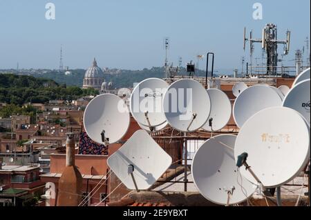 Rome, Italie 14/11/2011: Vue de la ville depuis les toits de l'ancien Monteverde, dans la photo le dôme de Saint Pierre entre les plats de la télévision. ©Andrea Sabbad Banque D'Images