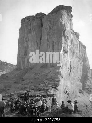 DOUGLAS FAIRBANKS Sr sur place a fait l'équipe de tournage Tournage au Canyon de Chelly National Monument en Arizona pour Victor Fleming, un CAMÉRAMAN MODERNE MUSKEETEER 1917 ALLAN DWAN Douglas Fairbanks Pictures / Artcraft Pictures Corporation Banque D'Images