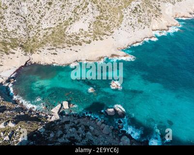 Vue sur les drone de belles eaux bleues et les montagnes, avec une grande vue sur le paysage méditerranéen à Cala Murta, Majorque, Europe, Espagne. Banque D'Images