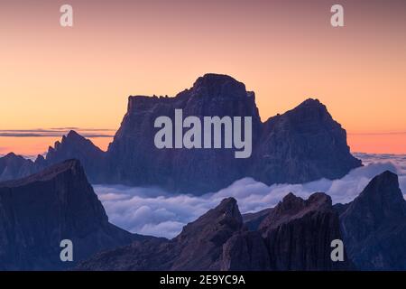 Les Dolomites à l'aube, marée de nuages. Pics des Dolomites: PELMO, Lastoni di Formin, Averau. Vénétie, Alpes italiennes. Banque D'Images