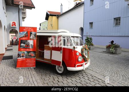 ALLEMAGNE, BAVIÈRE, WAGING AM SEE - 22 SEPTEMBRE 2019: Le bus rouge et blanc VW 'Bulli Paul' peut être loué pour des mariages et des visites spéciales Banque D'Images