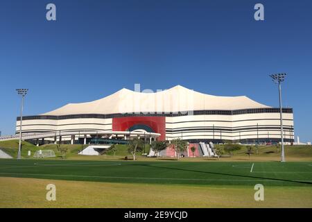 Vue sur le stade Al Bayt, également connu sous le nom de stade Al Khor au Qatar. Banque D'Images