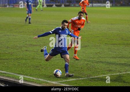 Ipswich, Royaume-Uni. 6 février 2021. Ipswich Gwion Edwards envoie le ballon en avant lors du match de la Sky Bet League 1 entre Ipswich Town et Blackpool sur Portman Road, Ipswich, samedi 6 février 2021. (Credit: Ben Pooley | MI News) Credit: MI News & Sport /Alay Live News Banque D'Images