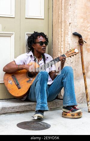 Musicien de rue aveugle jouant à la Vieille Havane, Cuba Banque D'Images