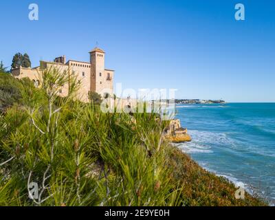 Le château de Tamarit (Castell de Tamarit) est le cadre idyllique pour les mariages et les cérémonies, château construit sur une colline au bord de la mer Méditerranée entourée par Banque D'Images