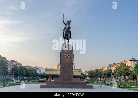 Zagreb, Croatie - 10 août 2020 : statue équestre en bronze du roi Tomislav dans le parc à l'heure du coucher du soleil Banque D'Images