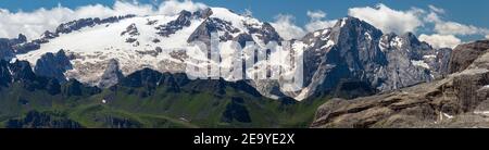 Vue sur le groupe de montagne Marmolada et Gran Vernel. Côté nord avec glacier. Les Dolomites. Alpes italiennes. Europe. Banque D'Images