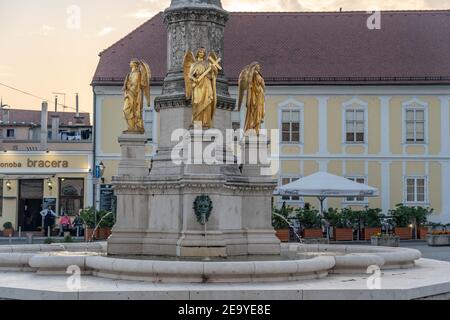 Zagreb, Croatie - 10 août 2020 : ange doré tenant la croix sur la fontaine en face de la cathédrale de Zagreb Banque D'Images