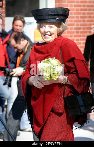 ENSCHEDE, PAYS-BAS - APR 22, 2008: Altesse Royale la Reine Beatrix des pays-Bas visite du lieu où en 2001 l'incendie travaille catastrophe hap Banque D'Images