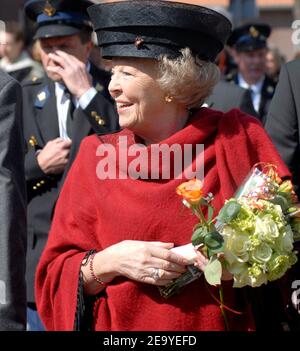 ENSCHEDE, PAYS-BAS - APR 22, 2008: Altesse Royale la Reine Beatrix des pays-Bas visite du lieu où en 2001 l'incendie travaille catastrophe hap Banque D'Images