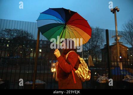 Euston, centre de Londres, Royaume-Uni, 6 février 2021 : jusqu'à soixante personnes ont bravé le temps froid pour tenir une veillée aux chandelles. Les gens ont marché autour des jardins d'Euston Square, en tenant des bougies pour soutenir les huit autres activistes climatiques dans le tunnel sous la place, le dixième jour. Crédit Natasha Quarmby/ ALAMY NOUVELLES EN DIRECT Banque D'Images