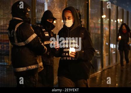 Euston, centre de Londres, Royaume-Uni, 6 février 2021 : jusqu'à soixante personnes ont bravé le temps froid pour tenir une veillée aux chandelles. Les gens ont marché autour des jardins d'Euston Square, en tenant des bougies pour soutenir les huit autres activistes climatiques dans le tunnel sous la place, le dixième jour. Crédit Natasha Quarmby/ ALAMY NOUVELLES EN DIRECT Banque D'Images