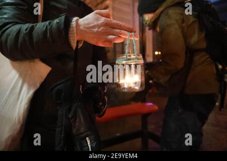 Euston, centre de Londres, Royaume-Uni, 6 février 2021 : jusqu'à soixante personnes ont bravé le temps froid pour tenir une veillée aux chandelles. Les gens ont marché autour des jardins d'Euston Square, en tenant des bougies pour soutenir les huit autres activistes climatiques dans le tunnel sous la place, le dixième jour. Crédit Natasha Quarmby/ ALAMY NOUVELLES EN DIRECT Banque D'Images