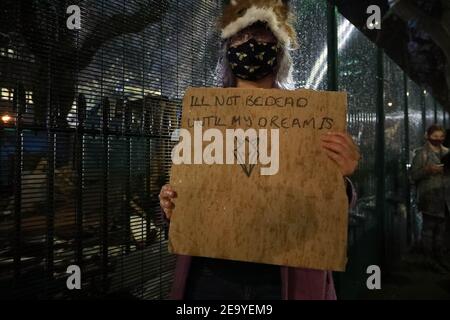 Euston, centre de Londres, Royaume-Uni, 6 février 2021 : jusqu'à soixante personnes ont bravé le temps froid pour tenir une veillée aux chandelles. Les gens ont marché autour des jardins d'Euston Square, en tenant des bougies pour soutenir les huit autres activistes climatiques dans le tunnel sous la place, le dixième jour. Crédit Natasha Quarmby/ ALAMY NOUVELLES EN DIRECT Banque D'Images