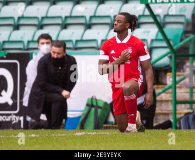 Scottish Premiership - Hibernian / Aberdeen. Easter Road Stadium, Édimbourg, Midlothian, Royaume-Uni. 06e février 2021. Les Hibs accueillent Aberdeen dans la Premier League écossaise sur la route de Pâques, à Édimbourg. Le pic montre: Jack Ross, directeur de HibsÕ, et Greg Leigh, défenseur d'Aberdeen, prennent le genou en soutien du mouvement Black Lives Matter. Crédit : Ian Jacobs/Alay Live News Banque D'Images