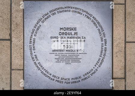 Zadar, Croatie, juillet 2019 orgue de mer, Morske orgulje, une tuile d'information en métal avec des lettres incurvées Banque D'Images