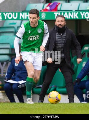 Scottish Premiership - Hibernian / Aberdeen. Easter Road Stadium, Édimbourg, Midlothian, Royaume-Uni. 06e février 2021. Les Hibs accueillent Aberdeen dans la Premier League écossaise sur la route de Pâques, à Édimbourg. Pic shows: HibsÕ milieu de terrain, Paul McGinn, regarde passer le ballon comme un directeur animé d'Aberdeen, Derek McInnes, regarde dessus. Crédit : Ian Jacobs/Alay Live News Banque D'Images