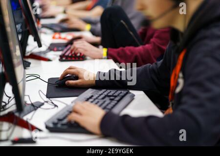 Joueurs professionnels pendant le tournoi de jeu. Concentration totale sur un jeu d'action Banque D'Images