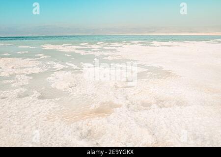 Texture de dépôts de sel sur la mer Morte, Israël, beau paysage sur une journée claire avec ciel bleu clair, vue sur les montagnes du jourdain. Flocons de sel Banque D'Images