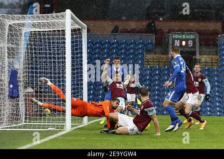 Burnley, Royaume-Uni. 06e février 2021. Le gardien de but Brighton & Hove Albion Robert Sanchez fait une économie sur un cliché de James Tarkowski de Burnley (5). Premier League Match, Burnley v Brighton & Hove Albion au Turf Moor de Burnley, Lancs, le samedi 6 février 2021. Cette image ne peut être utilisée qu'à des fins éditoriales. Utilisation éditoriale uniquement, licence requise pour une utilisation commerciale. Aucune utilisation dans les Paris, les jeux ou les publications d'un seul club/ligue/joueur. photo par Chris Stading/Andrew Orchard sports Photography/Alamy Live News crédit: Andrew Orchard sports Photography/Alamy Live News Banque D'Images