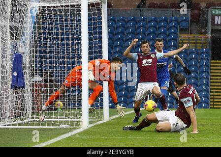 Burnley, Royaume-Uni. 06e février 2021. Le gardien de but Brighton & Hove Albion Robert Sanchez fait une économie sur un cliché de James Tarkowski de Burnley. Premier League Match, Burnley v Brighton & Hove Albion au Turf Moor de Burnley, Lancs, le samedi 6 février 2021. Cette image ne peut être utilisée qu'à des fins éditoriales. Utilisation éditoriale uniquement, licence requise pour une utilisation commerciale. Aucune utilisation dans les Paris, les jeux ou les publications d'un seul club/ligue/joueur. photo par Chris Stading/Andrew Orchard sports Photography/Alamy Live News crédit: Andrew Orchard sports Photography/Alamy Live News Banque D'Images