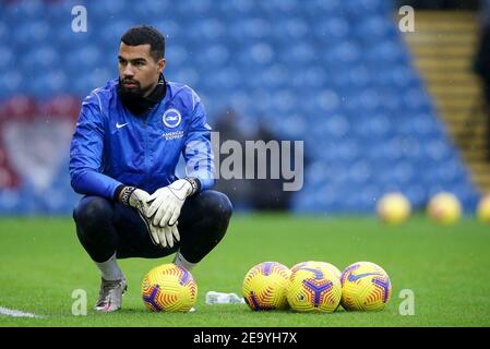 Burnley, Royaume-Uni. 06e février 2021. Le gardien de but Brighton & Hove Albion Robert Sanchez s'occupe pendant l'échauffement avant le match. Premier League Match, Burnley v Brighton & Hove Albion au Turf Moor de Burnley, Lancs, le samedi 6 février 2021. Cette image ne peut être utilisée qu'à des fins éditoriales. Utilisation éditoriale uniquement, licence requise pour une utilisation commerciale. Aucune utilisation dans les Paris, les jeux ou les publications d'un seul club/ligue/joueur. photo par Chris Stading/Andrew Orchard sports Photography/Alamy Live News crédit: Andrew Orchard sports Photography/Alamy Live News Banque D'Images