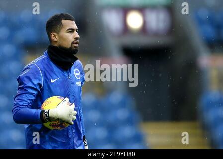 Burnley, Royaume-Uni. 06e février 2021. Le gardien de but Brighton & Hove Albion Robert Sanchez s'occupe pendant l'échauffement avant le match. Premier League Match, Burnley v Brighton & Hove Albion au Turf Moor de Burnley, Lancs, le samedi 6 février 2021. Cette image ne peut être utilisée qu'à des fins éditoriales. Utilisation éditoriale uniquement, licence requise pour une utilisation commerciale. Aucune utilisation dans les Paris, les jeux ou les publications d'un seul club/ligue/joueur. photo par Chris Stading/Andrew Orchard sports Photography/Alamy Live News crédit: Andrew Orchard sports Photography/Alamy Live News Banque D'Images