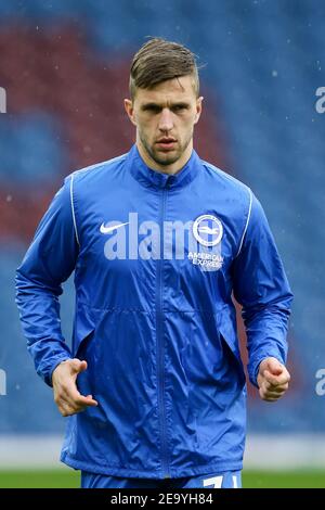 Burnley, Royaume-Uni. 06e février 2021. Joel Veltman de Brighton et Hove Albion se réchauffe. Premier League Match, Burnley v Brighton & Hove Albion au Turf Moor de Burnley, Lancs, le samedi 6 février 2021. Cette image ne peut être utilisée qu'à des fins éditoriales. Utilisation éditoriale uniquement, licence requise pour une utilisation commerciale. Aucune utilisation dans les Paris, les jeux ou les publications d'un seul club/ligue/joueur. photo par Chris Stading/Andrew Orchard sports Photography/Alamy Live News crédit: Andrew Orchard sports Photography/Alamy Live News Banque D'Images