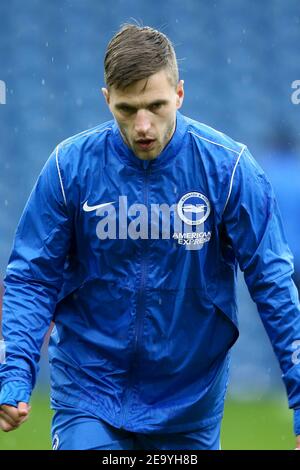 Burnley, Royaume-Uni. 06e février 2021. Joel Veltman de Brighton et Hove Albion se réchauffe. Premier League Match, Burnley v Brighton & Hove Albion au Turf Moor de Burnley, Lancs, le samedi 6 février 2021. Cette image ne peut être utilisée qu'à des fins éditoriales. Utilisation éditoriale uniquement, licence requise pour une utilisation commerciale. Aucune utilisation dans les Paris, les jeux ou les publications d'un seul club/ligue/joueur. photo par Chris Stading/Andrew Orchard sports Photography/Alamy Live News crédit: Andrew Orchard sports Photography/Alamy Live News Banque D'Images