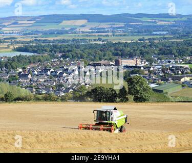 Les moissonneuses-batteuses Claas récoltent de l'orge de printemps, Maryfield, Blairgowrie, Perthshire, Écosse - Grande-Bretagne arable Farming. Banque D'Images