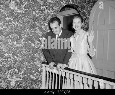 EXCLUSIF. HSH Prince Rainier III de Monaco et sa fiancée Grace Kelly lors de leur partie d'engagement qui s'est tenue au domicile de Kelly à Philadelphie, Pennsylvanie, États-Unis, le 6 janvier 1956. Photo par ABACA. Banque D'Images