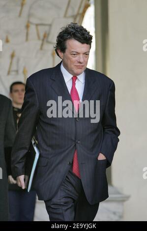 Le ministre français du travail et de l'emploi, Jean-Louis Borloo, quitte l'Elysée Palace à Paris, le 3 janvier 2005, après le premier conseil des ministres de 2005. Photo de Mousse/ABACA. Banque D'Images