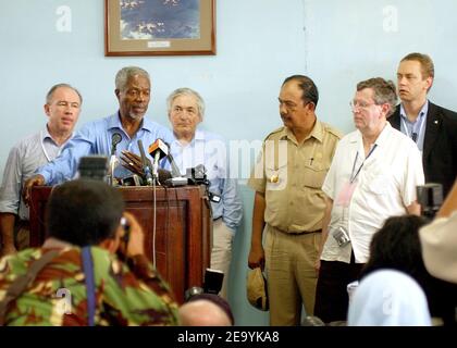 Le Secrétaire général des Nations Unies, Kofi Annan, tient une conférence de presse le 6 janvier 2005 après avoir visité des régions de l'Indonésie dévastées par le tsunami qui a frappé la région. Des hélicoptères de Bonhomme Richard et Marines affectés à la 15e unité expéditionnaire maritime soutiennent l'opération Unified assistance, l'opération humanitaire à la suite du tsunami qui a frappé l'Asie du Sud-est. Photo par Emmanuel Rios/US Navy/ABACA Banque D'Images