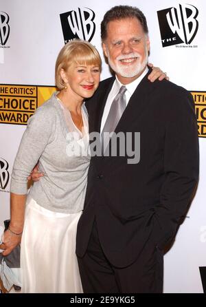 L'actrice britannique Helen Mirren et son mari Taylor Hackford assistent à la 10e cérémonie annuelle des critiques Choice Awards, qui s'est tenue au Wiltern Theatre de Los Angeles, en Californie, aux États-Unis, le 10 janvier 2005. Photo de Lionel Hahn/ABACA. Banque D'Images