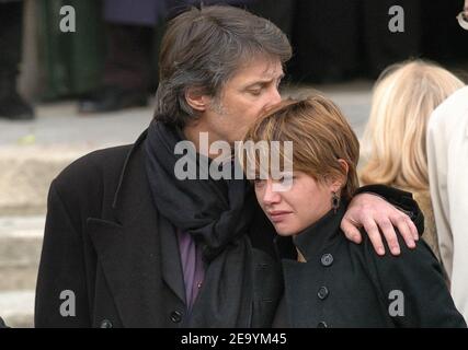 L'acteur français Antoine de Caunes et sa fille Emma de Caunes assistent aux funérailles de leur mère et de leur petite-mère, l'annonceur français Jacqueline Joubert (décédée à l'âge de 83 ans) lors d'une cérémonie tenue à l'église Saint-Jean-Baptiste de Neuilly, en France, près de Paris, le 12 janvier 2005. Photo de Gorassini-Klein/ABACA. Banque D'Images