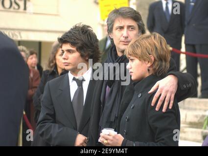 L'acteur français Antoine de Caunes, son fils Jeremie et sa fille Emma de Caunes assistent aux funérailles de leur mère et de leur petite-mère, l'annonceur français Jacqueline Joubert (décédée à l'âge de 83 ans) lors d'une cérémonie tenue à l'église Saint-Jean-Baptiste de Neuilly, en France, près de Paris, le 12 janvier 2005. Photo de Gorassini-Klein/ABACA. Banque D'Images