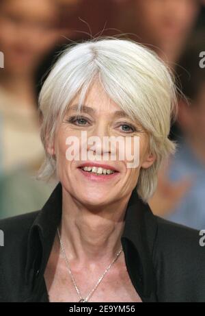 La chanteuse française Françoise Hardy participe à l'enregistrement du talk show de Michel Drucker, vivre Dimanche spécial Guy Bedos, à Paris, en France, le 12 janvier 2005. Photo de Jean-Jacques Datcary/ABACA. Banque D'Images