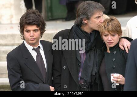 L'acteur français Antoine de Caunes, son fils Jeremie et sa fille Emma de Caunes assistent aux funérailles de leur mère et de leur petite-mère, l'annonceur français Jacqueline Joubert (décédée à l'âge de 83 ans) lors d'une cérémonie tenue à l'église Saint-Jean-Baptiste de Neuilly, en France, près de Paris, le 12 janvier 2005. Photo de Gorassini-Klein/ABACA. Banque D'Images