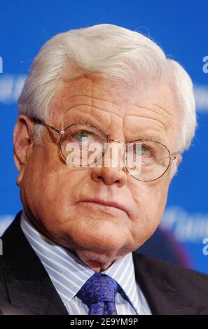 Le sénateur Edward Kennedy (D-Mass.) s'adresse à un déjeuner du National Press Club sur « UN plan directeur démocratique pour l'avenir de l'Amérique » à Washington DC, États-Unis, le 12 janvier 2005. Photo par Olivier Douliery/ABACA. Banque D'Images