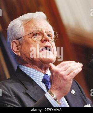 Le sénateur Edward Kennedy (D-Mass.) s'adresse à un déjeuner du National Press Club sur « UN plan directeur démocratique pour l'avenir de l'Amérique » à Washington DC, États-Unis, le 12 janvier 2005. Photo par Olivier Douliery/ABACA. Banque D'Images