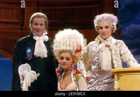 Les acteurs français Lorant Deutsch, Marie-Julie Baup et Jean Piat lors de l'appel de rideau de la pièce de Peter Shaffer 'Amadeus' au Théâtre de Paris à Paris, France, le 13 janvier 2005. Photo de Giancarlo Gorassini/ABACA. Banque D'Images