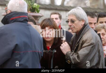 L'actrice française Michele Bernier aux funérailles de son père, humoriste et fondateur de 'Hara Kiri', Georges Bernier, alias 'Professeur Choron', au cimetière Montparnasse, à Paris, le 14 janvier 2005. Photo par Gorassini-Mousse/ABACA. Banque D'Images