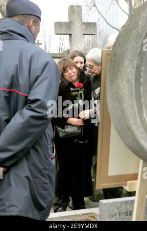 L'actrice française Michele Bernier aux funérailles de son père, humoriste et fondateur de 'Hara Kiri', Georges Bernier, alias 'Professeur Choron', au cimetière Montparnasse, à Paris, le 14 janvier 2005. Photo par Gorassini-Mousse/ABACA. Banque D'Images