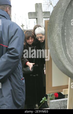 L'actrice française Michele Bernier aux funérailles de son père, humoriste et fondateur de 'Hara Kiri', Georges Bernier, alias 'Professeur Choron', au cimetière Montparnasse, à Paris, le 14 janvier 2005. Photo par Gorassini-Mousse/ABACA. Banque D'Images