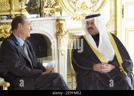 Le président français Jacques Chirac reçoit le président irakien Ghazi Al Yawar pour un déjeuner de travail au Palais de l'Elysée à Paris, le 13 janvier 2005. Ghazi Al Yawar est à Paris pour des réunions de clôture avec des responsables français à la veille des élections irakiennes qui doivent avoir lieu le 30 janvier. Photo par Facelly/Pool/ABACA. Banque D'Images